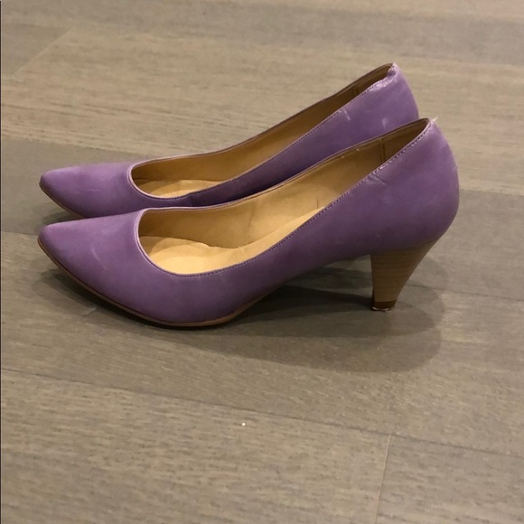 Lilac purple leather kitten heels. - Picture 2 of 4